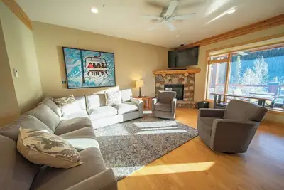 Image de Luxury condo in the Village! Panoramic Mt views!
