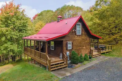 Image de New! Cozy Cub Cabin: Lake Area, Dogs Ok, Hot Tub, Fire Pit!