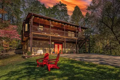 Image de Private Curated Cabin with Hot Tub, Speakeasy Pool Table and Arcade