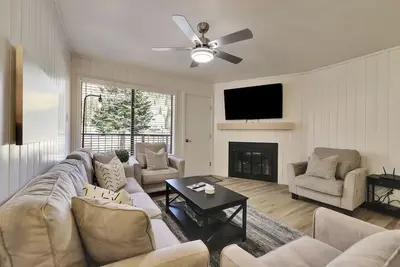 Image de Modern and Cozy Retreat - Steps from the Slopes!