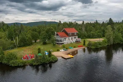 Image de Domaine privé avec terrain de 60 acres et lac privé.