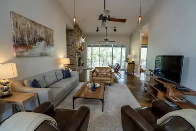 Image de Private 3 bedroom house with a backyard & hot tub