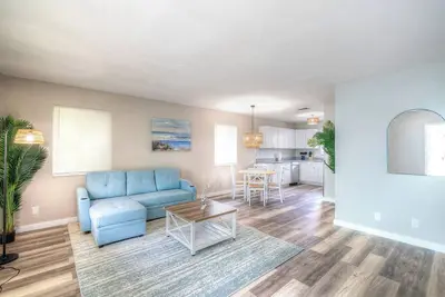 Image de Beautiful 2-bedroom coastal home minutes from beach & downtown