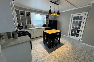 Image de West Side Gem. . . 3-bedroom house in Grand Rapids with Ac, WiFi, Laundry for 6