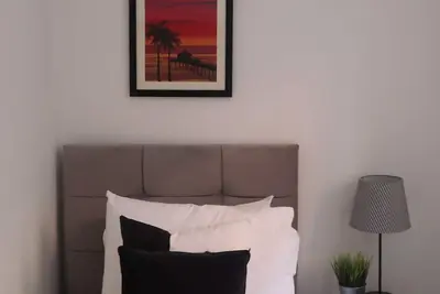 Charming 2br Central Apt 5: Castle Views & Near Sights