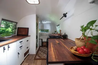 Image de Vintage Airstream with Ocean Mountain Views
