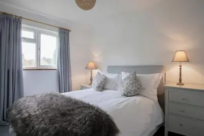 Image de Oak Cabin Overlooking Bedgebury Forest\n\n