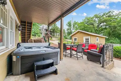 Image de Historic 6br Near Branson Landing + Hot Tub