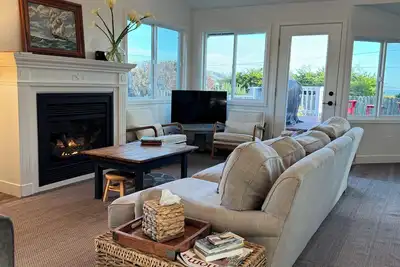 Image de Welcoming Farmhouse with Ocean View, Bocce Ball & Fire Pit. Dog Friendly!