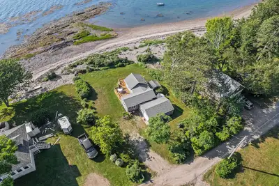 Image de New! The Beach Pea 2 Br\/1 Ba Beachside bungalow feet from the Maine shore.