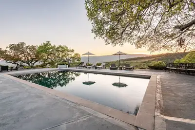 Image de 7 Bd - 2 homes - Pool, Spa, Minutes to Plaza