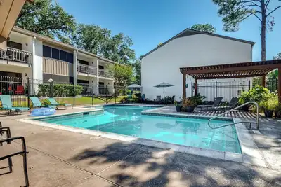 Image de 1st-Floor Condo in Walden: Walk to Pool & Lake!