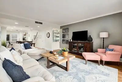Image de Newly renovated, 2 bedroom, sleeps 8, easy walk to beach, pool, restaurants