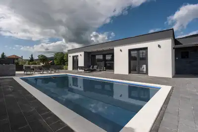 Image de Spacious 3-bedroom villa Kristina in charming Donji Proložac with outdoor pool