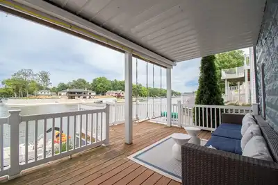 Image de Beautiful Lakefront home! Summer memories start here!