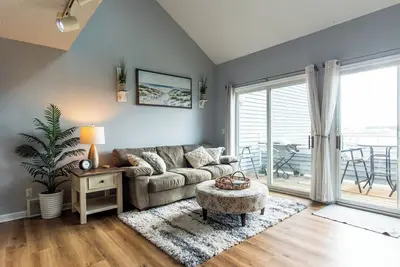 Image de Charming 2-Bedroom Waterfront Condo in Spring Lake