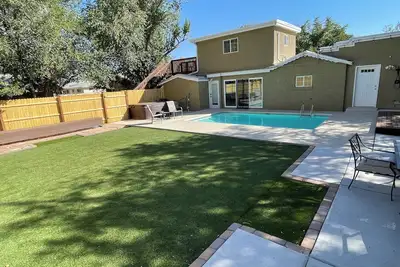 Image de Near-North Valley Oasis! Sleeps 8! Easy Access to I-40, Pool, Hot tub, Ac/Heat