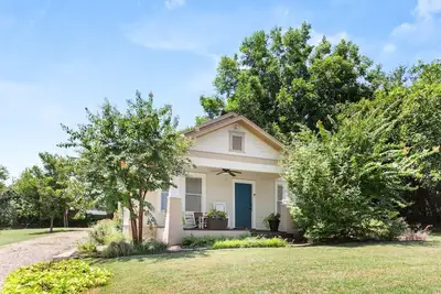 Image de Bamboo Bungalow |5 Min to Silos/Downtown