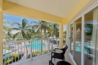 Image de Prime Location! Onsite Swimming Pool, Pets Allowed, Free Parking!
