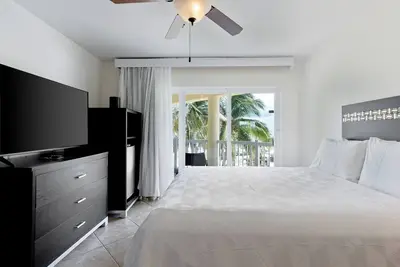Image de Vacation is Calling! Outdoor Pool, Free Parking, Steps Away from the Beach!