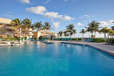 Image de Seaside Dream! 2 Spacious Units, Outdoor Pool, Steps to North Sound Golf Club!