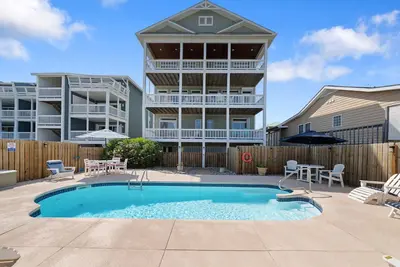 Image de Waves & Sun -- Oceanfront, Heated Pool, Elevators, Entire Duplex, Sleeps 25-28