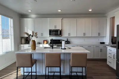 Image de Beautiful home near Thanksgiving Point. Views of Utah Lake, sunrise and sunset