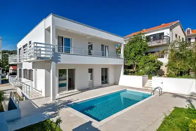 Image de Spacious 5-bedroom apartment with private pool in fabulous Okrug Gornji