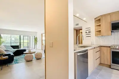 Image de 2-bedroom condo with heated pool and private beach access