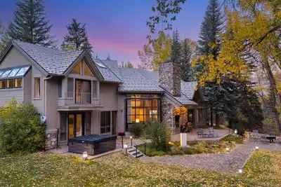 Image de Creekside 4-bedroom 6. 5 bath house in charming Beaver Creek with Hot Tub