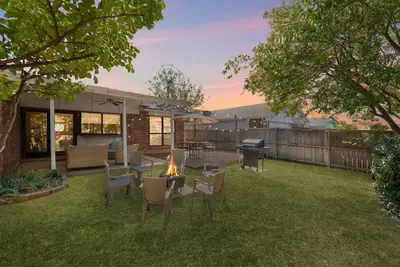 Image de King Suite 3br/2ba- The Colony 5 min/Grandscape Firepit + Air Hockey + Ping pong