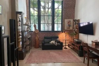 Image de Historic Loft located Near Major Attractions!