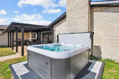 Image de Spacious Ranch Style home in The Colony! Pool, Hot Tub & More!