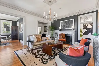 Image de Villa Deileoni -Elegant- 3 Bed 3/bath  in Old Cloverdale