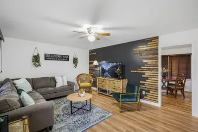 Image de Pet Friendly, Game Room, Climbing Wall, King Bed