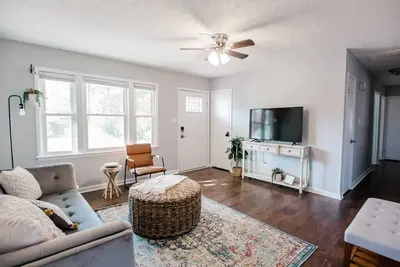 Image de Hot Tub, Fenced in Yard, Pet Friendly, Game room