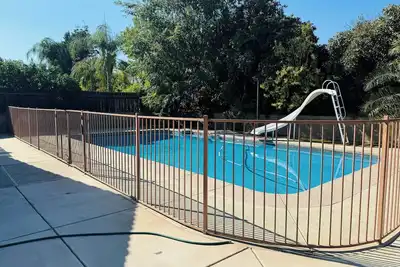 Image de Spacious 4-bedroom house in lovely Bakersfield country club area with pool