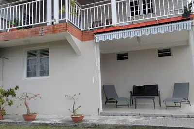 Image de Logement spacieux se situe au rez de jardin d'une charmante villa de campagne