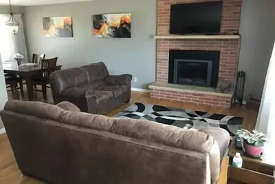 Image de Family friendly spacious with jacuzzi & fireplace!