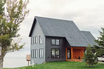 4 bedroom luxury waterfront cottage with hot tub