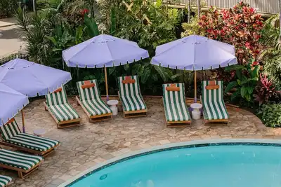 Image de Pool House Studio with King Bed – Poolside Retreat