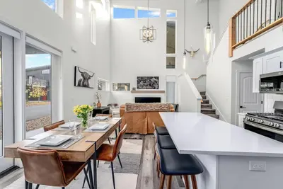 Image de Luxury Amenities with a Central Location to Downtown and Whitefish Mountain Resort