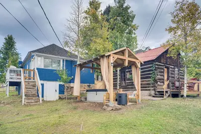 Image de Walk to Town: Victorian Home w/ Private Hot Tub