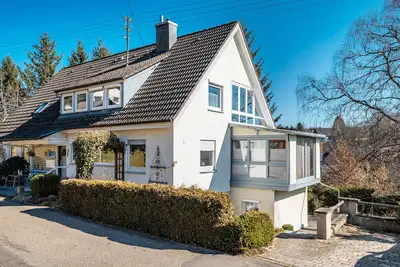 Image de Appartement \"Rosen-Ferienwohnung\" avec terrasse privée, jardin partagé et Wi-Fi