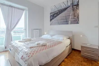 Image de Cenisia Roomy Apt x6- w/ Balcony