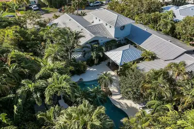 Image de New monthly Listing: 3000+ Square Foot Home 0n Over 1/4 Acre Pool Spa And Garden