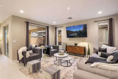 Image de Contemporary 3br Getaway with Workspace!