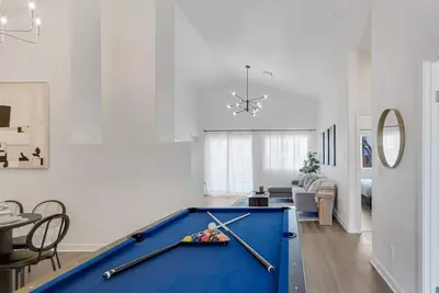 Image de Chic & Modern Home with Pool Table, Bbq, and More