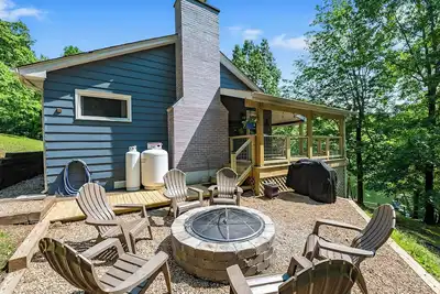 Image de Modern lakefront home with dock, deck, and direct Claytor Lake access for swimming and fishing!