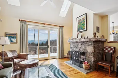 Image de Covered Bridge Condo 24: 4 br, wood fireplace, decks & views